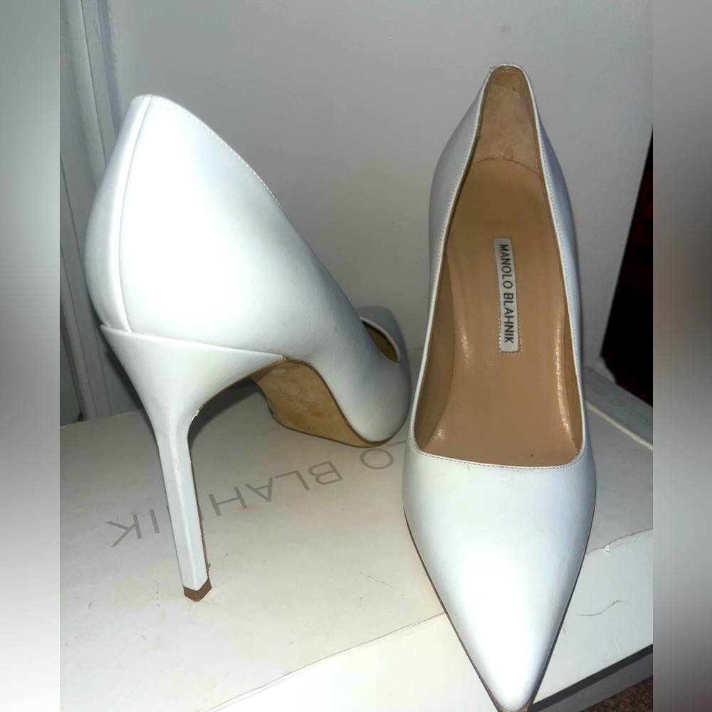 Manolo, Blahnik whites pump worn once gently used size 40